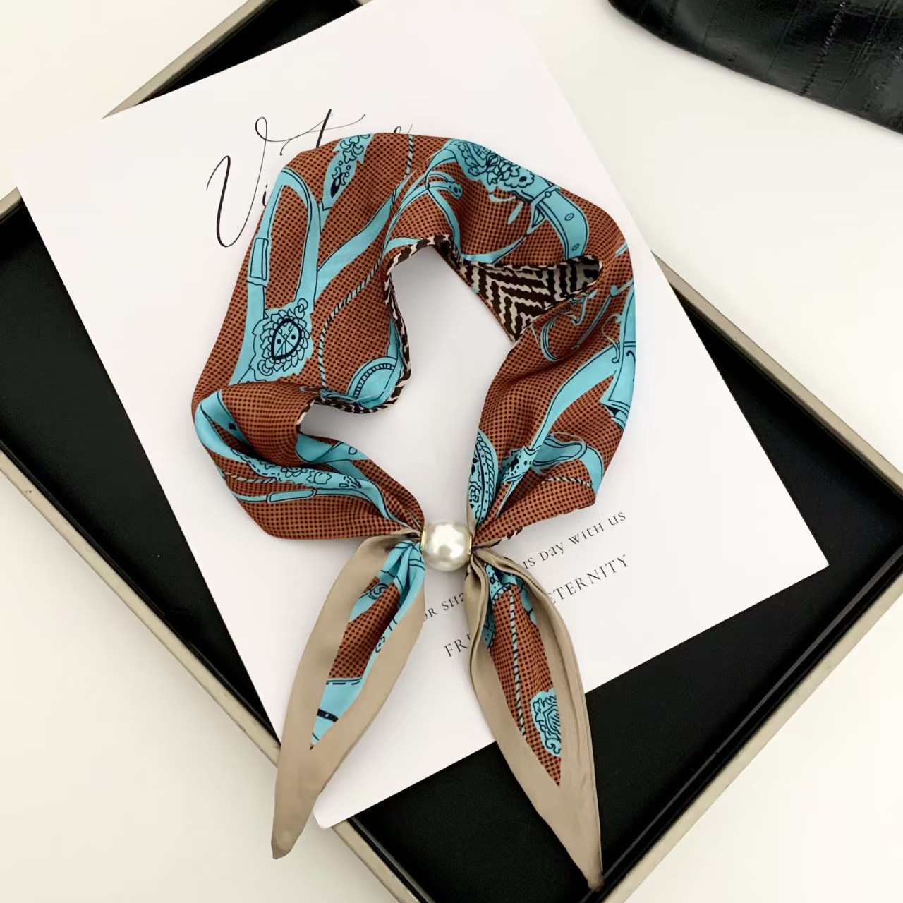 Silk Scarf Square - Koreaanse stijl elegante parel magnetische sjaal