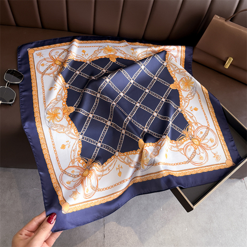 Blauwe klassieke kettingprint  - Silk Scarf Square recensie en prijs