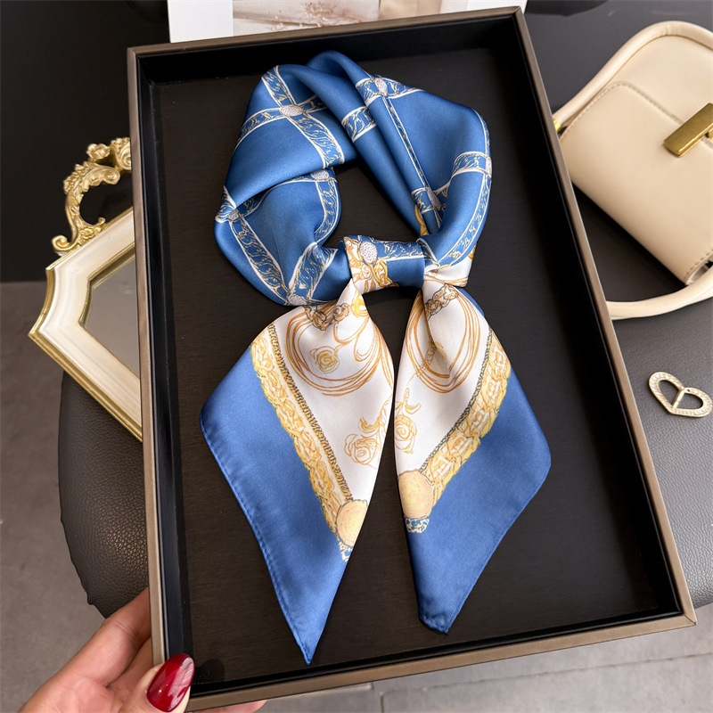 Blauwe klassieke kettingprint  - Silk Scarf Square recensie en prijs